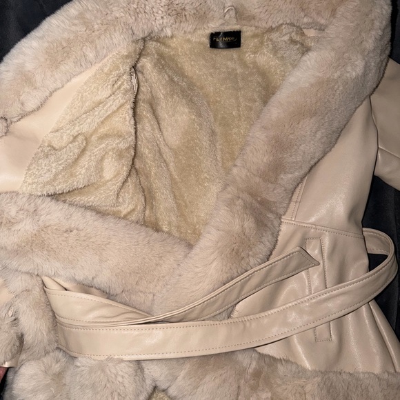 Flam Mode Elegant Cream Faux Fur Trimmed Coat - Picture 12 of 13